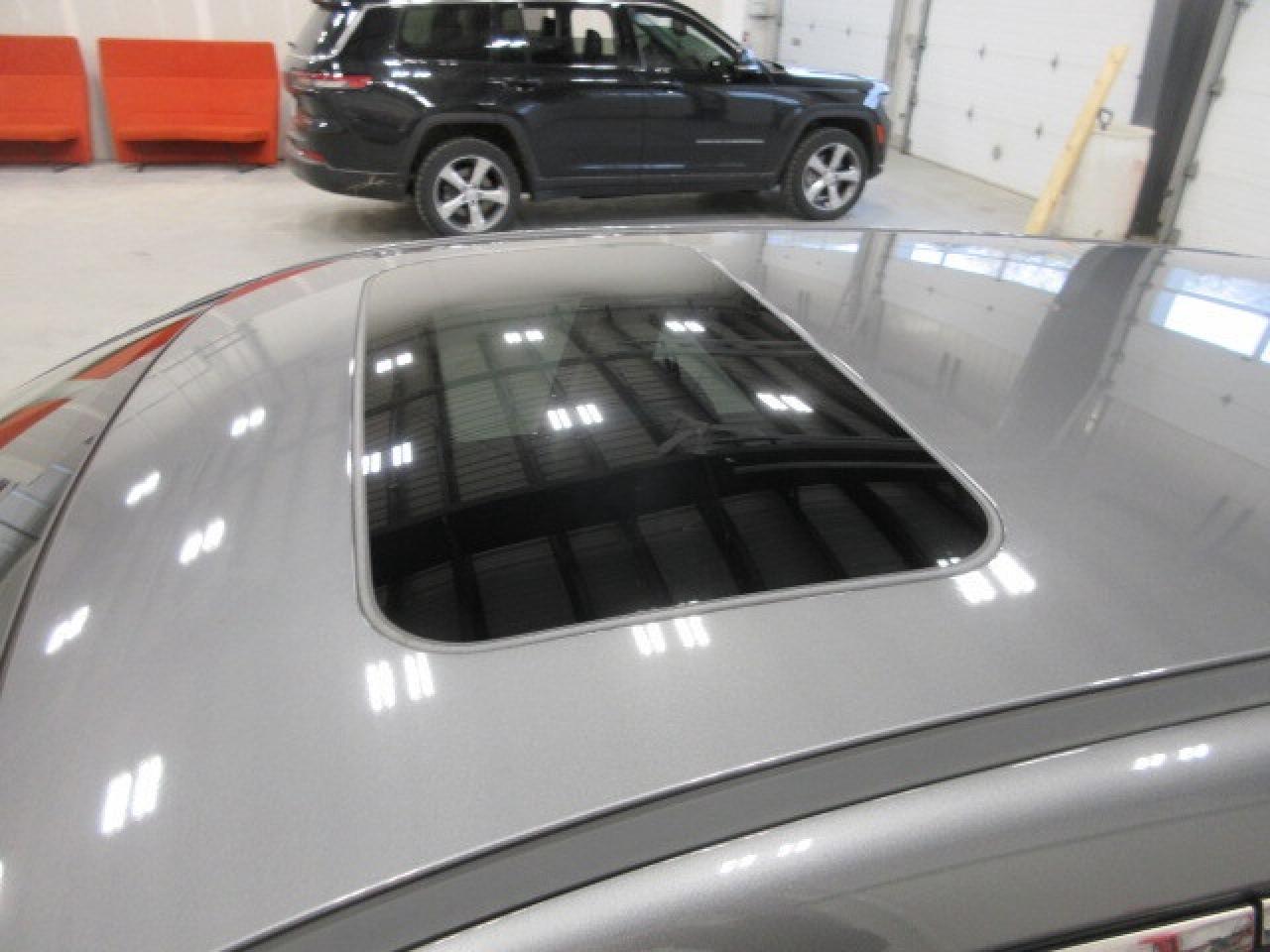 2018 Nissan Qashqai SV AWD, ROOF, HTD. SEATS, BT, CAMERA, 77K! Photo