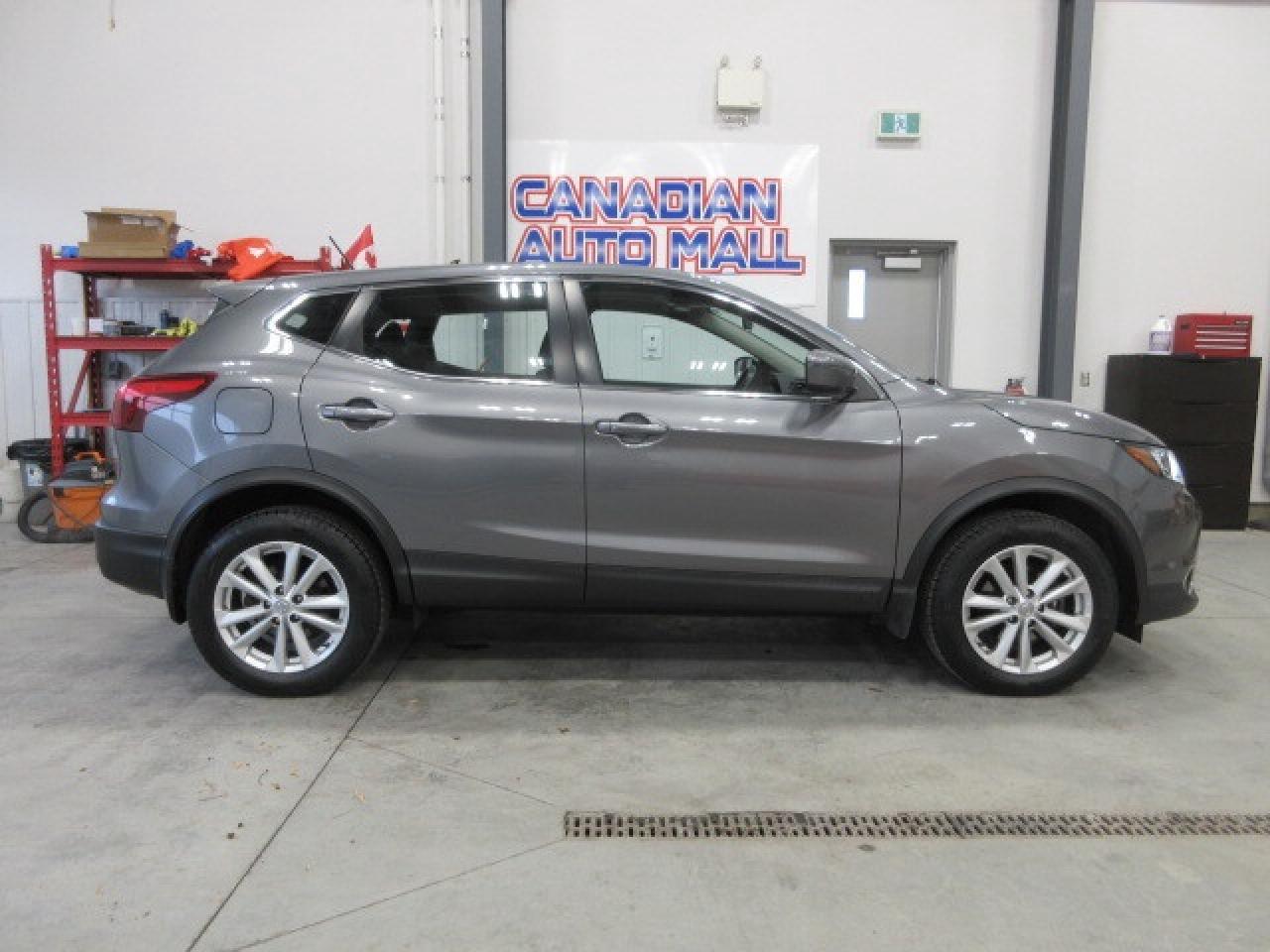 2018 Nissan Qashqai SV AWD, ROOF, HTD. SEATS, BT, CAMERA, 77K! Photo