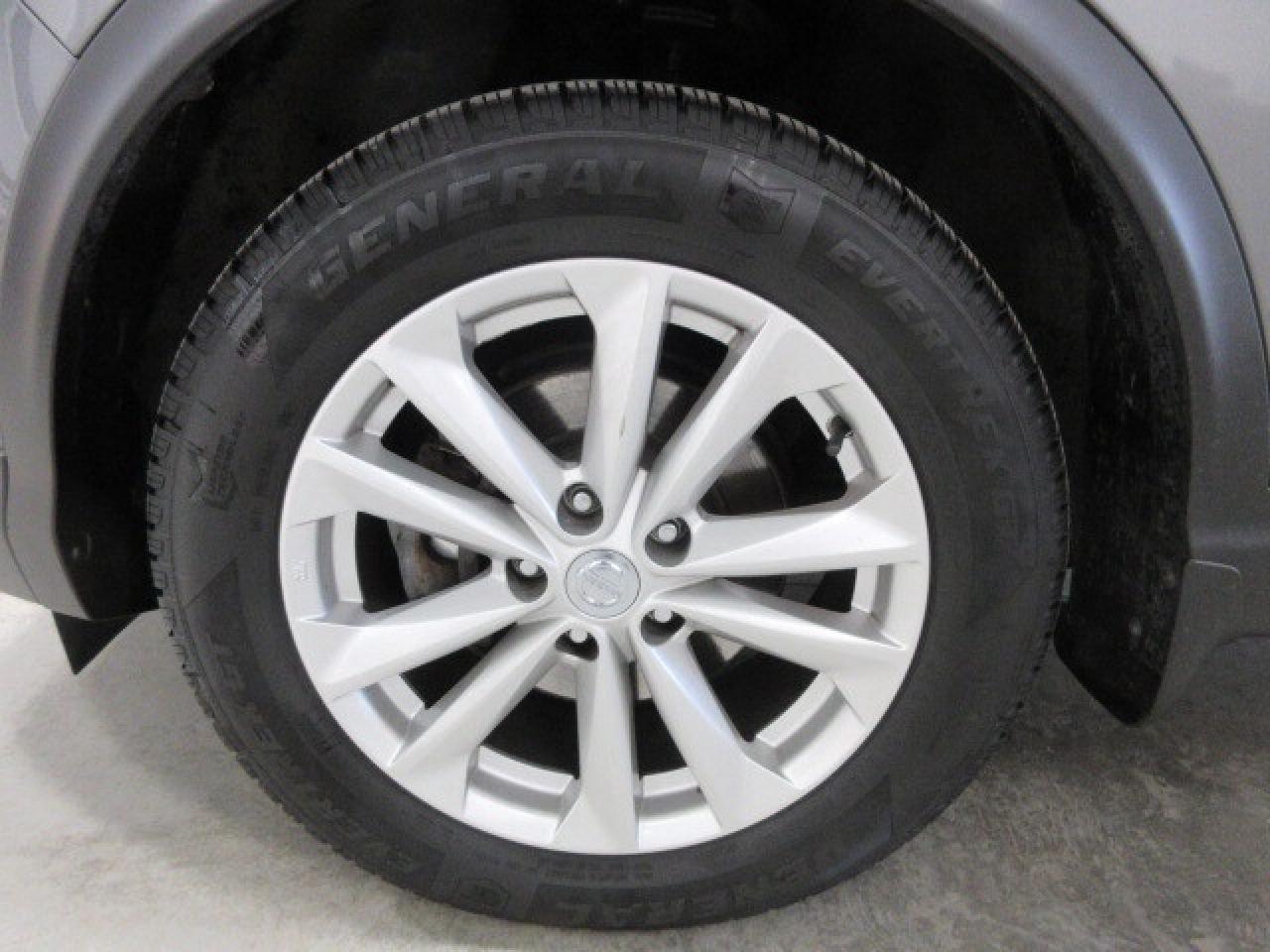 2018 Nissan Qashqai SV AWD, ROOF, HTD. SEATS, BT, CAMERA, 77K! Photo