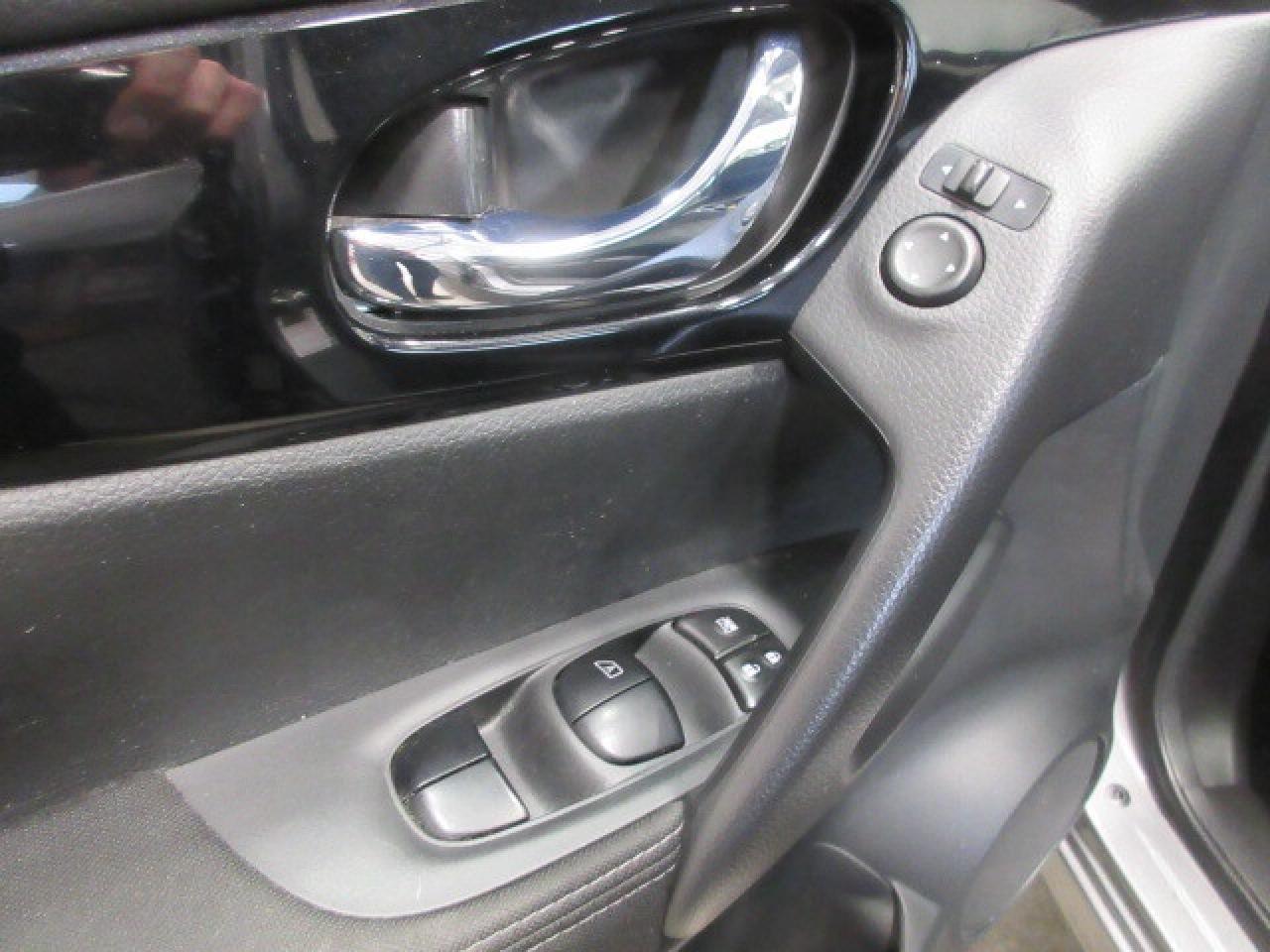 2018 Nissan Qashqai SV AWD, ROOF, HTD. SEATS, BT, CAMERA, 77K! Photo