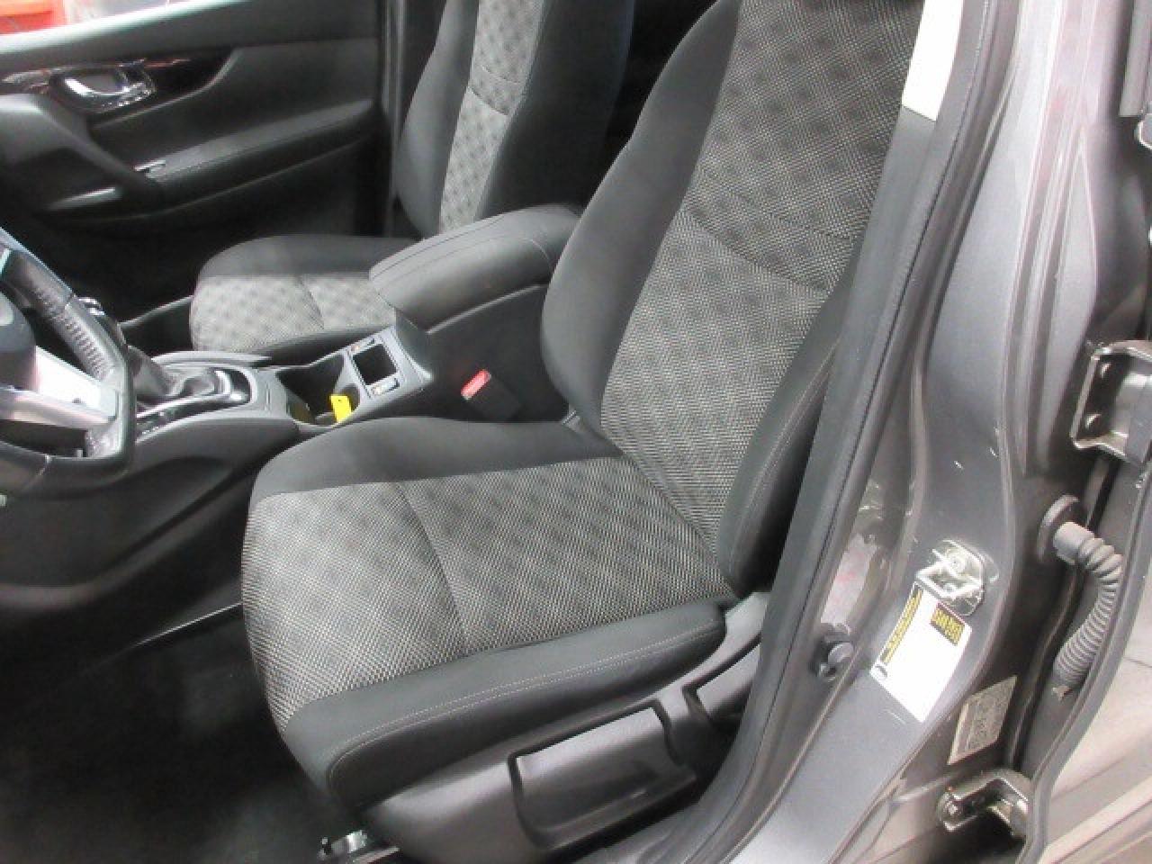 2018 Nissan Qashqai SV AWD, ROOF, HTD. SEATS, BT, CAMERA, 77K! Photo