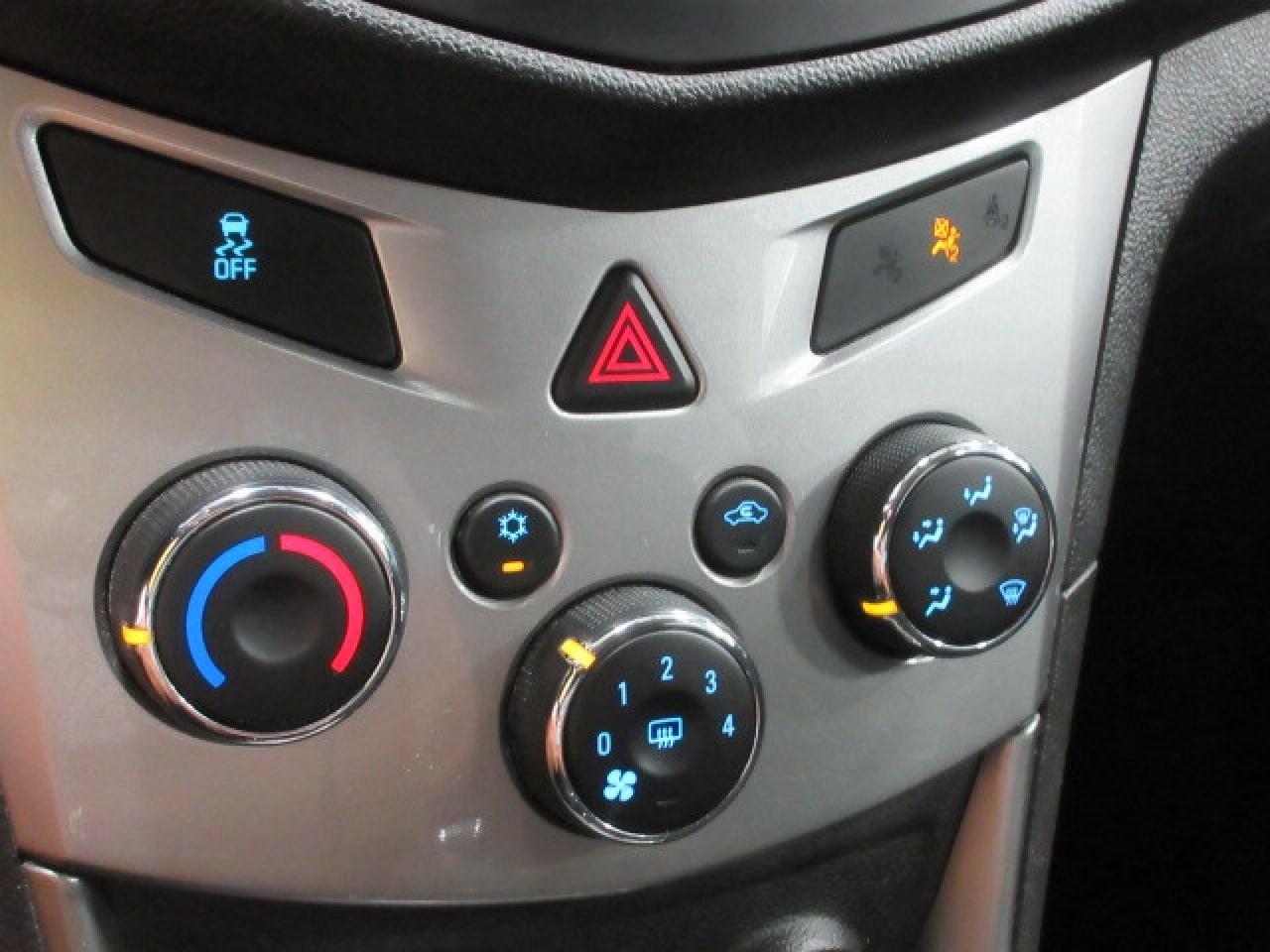 2016 Chevrolet Trax LT AWD, ALLOYS, A/C, BT, CAMERA, 120K! Photo