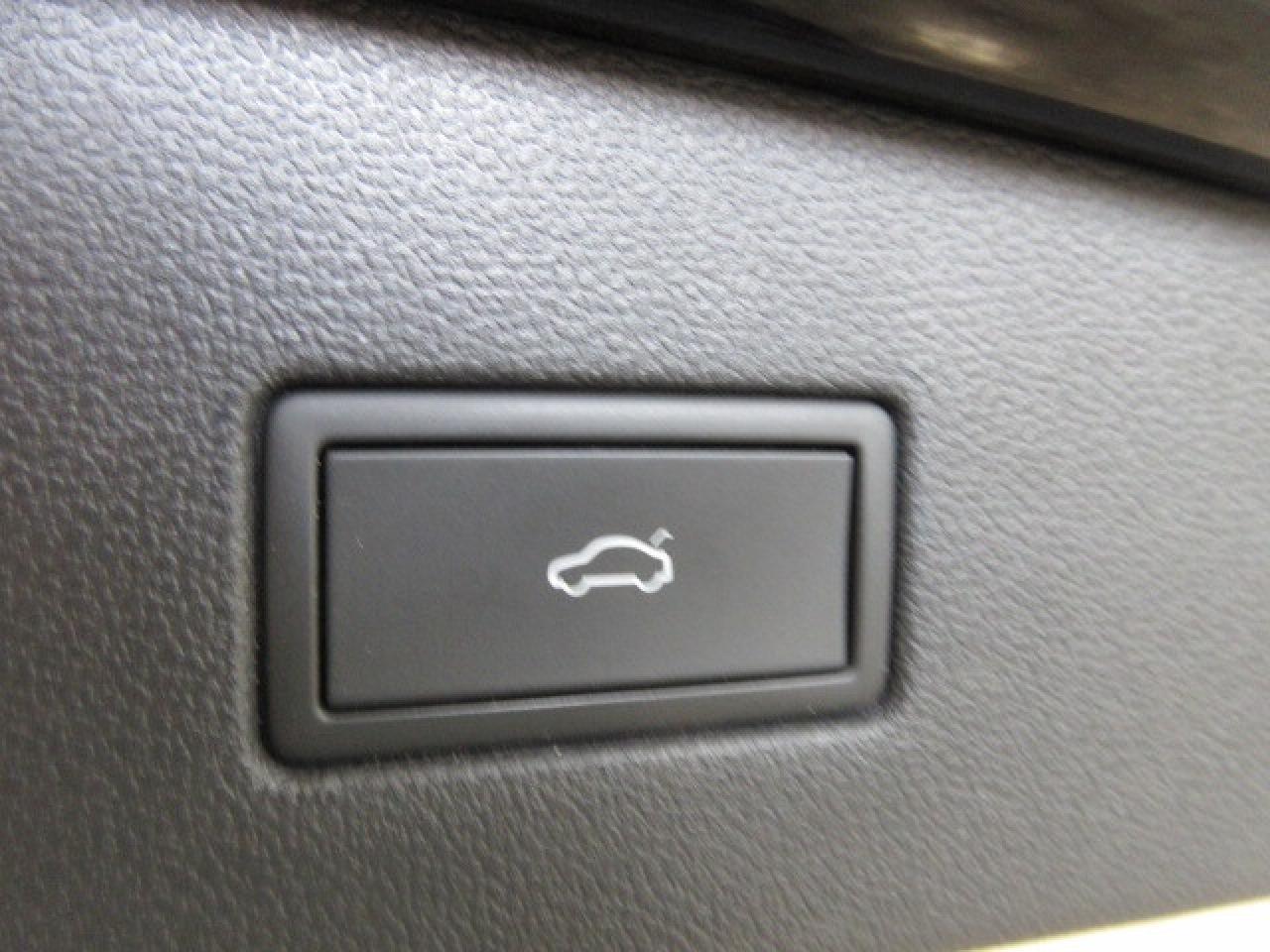 2022 Volkswagen Tiguan COMFORTLINE AWD, ROOF, HTD. LEATHER, 81K! Photo