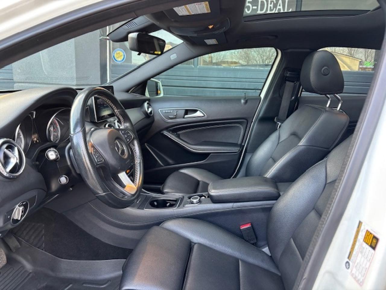 2016 Mercedes-Benz GLA 4MATIC GLA 250, PANO ROOF, NAVI, LOCAL TRADE IN!! Photo