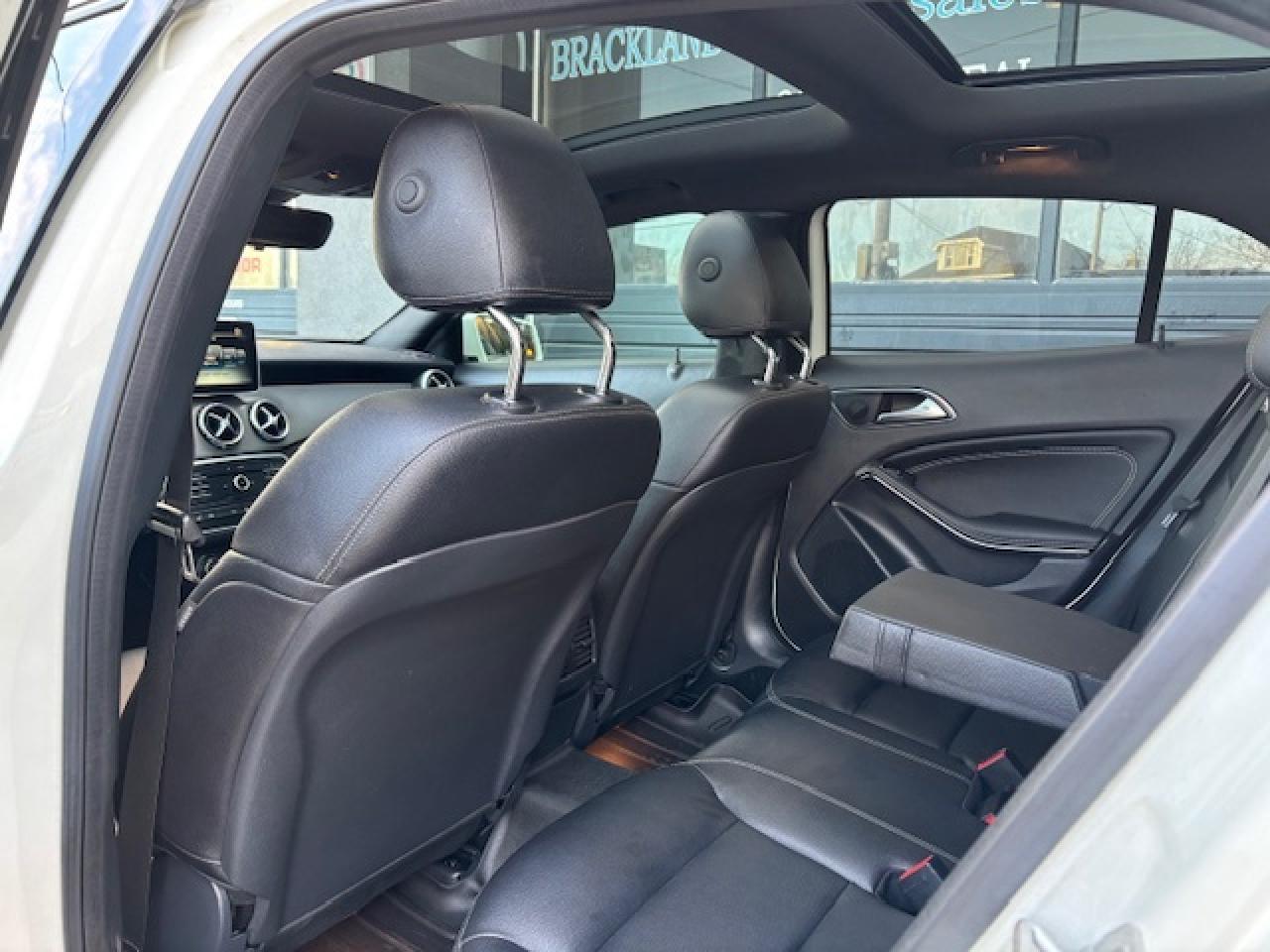 2016 Mercedes-Benz GLA 4MATIC GLA 250, PANO ROOF, NAVI, LOCAL TRADE IN!! Photo