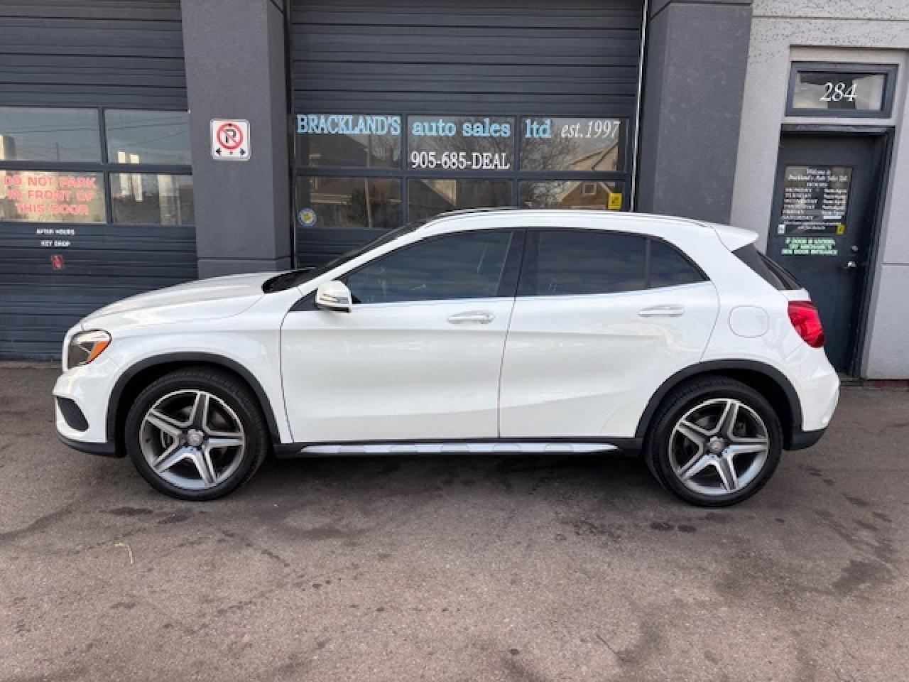 2016 Mercedes-Benz GLA 4MATIC GLA 250, PANO ROOF, NAVI, LOCAL TRADE IN!! Photo