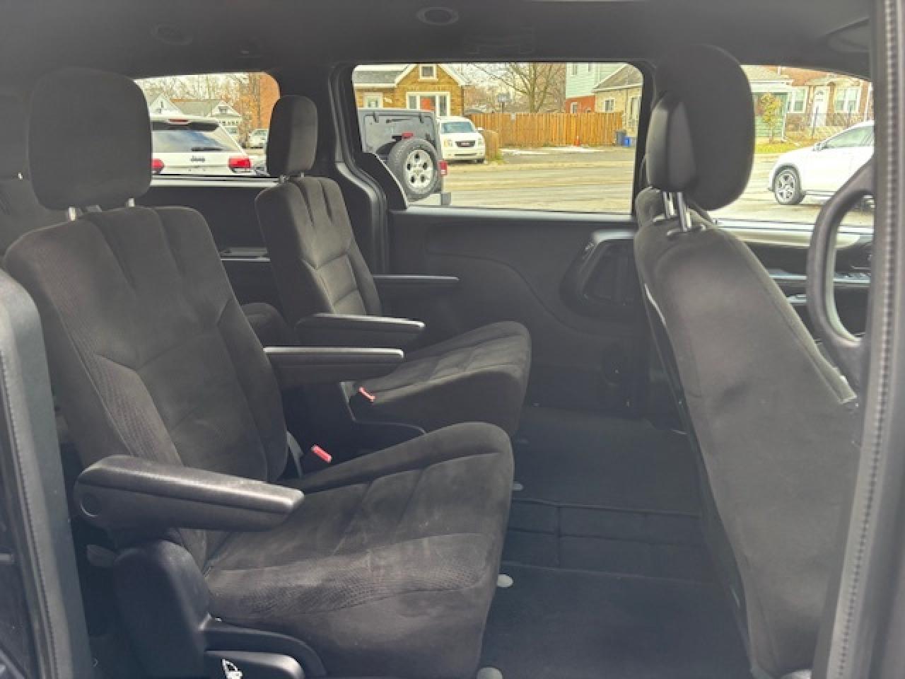 2016 Dodge Grand Caravan SXT, LOW KMS, LOCAL TRADE, PEOPLE MOVER!! Photo3