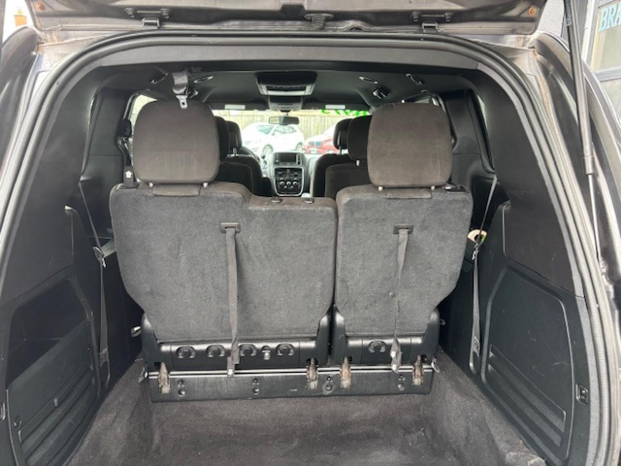 2016 Dodge Grand Caravan SXT, LOW KMS, LOCAL TRADE, PEOPLE MOVER!! Photo4