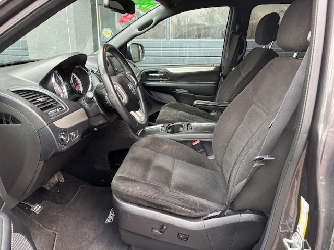 2016 Dodge Grand Caravan SXT, LOW KMS, LOCAL TRADE, PEOPLE MOVER!! Photo2