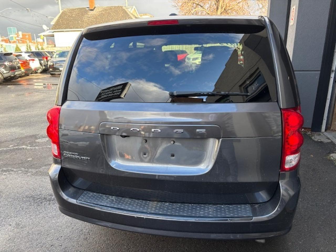 2016 Dodge Grand Caravan SXT, LOW KMS, LOCAL TRADE, PEOPLE MOVER!! Photo