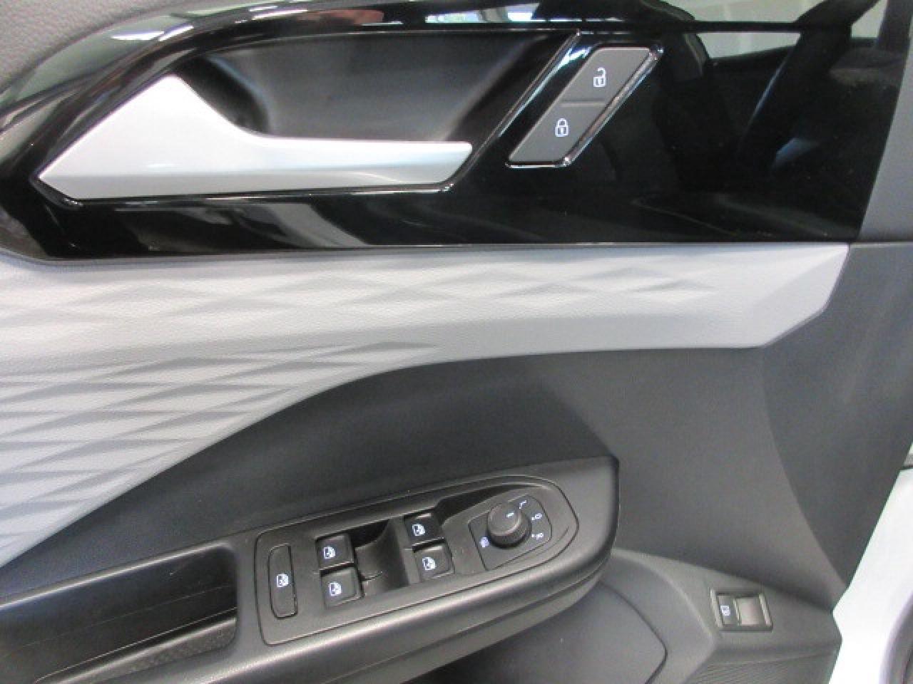 2023 Volkswagen Taos TRENDLINE 4MOTION AWD, APPLE/ANDROID, 105K! Photo