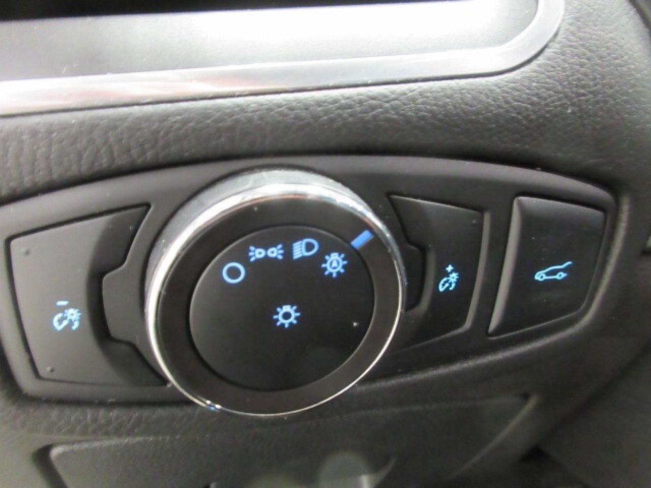 2017 Ford Edge TITANIUM AWD, ROOF, LEATHER, APPLE/ANDROID, 96K! Photo