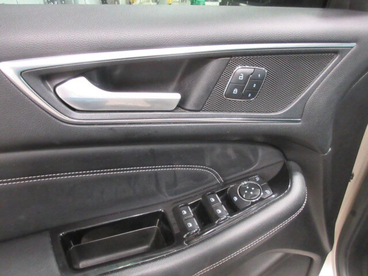 2017 Ford Edge TITANIUM AWD, ROOF, LEATHER, APPLE/ANDROID, 96K! Photo