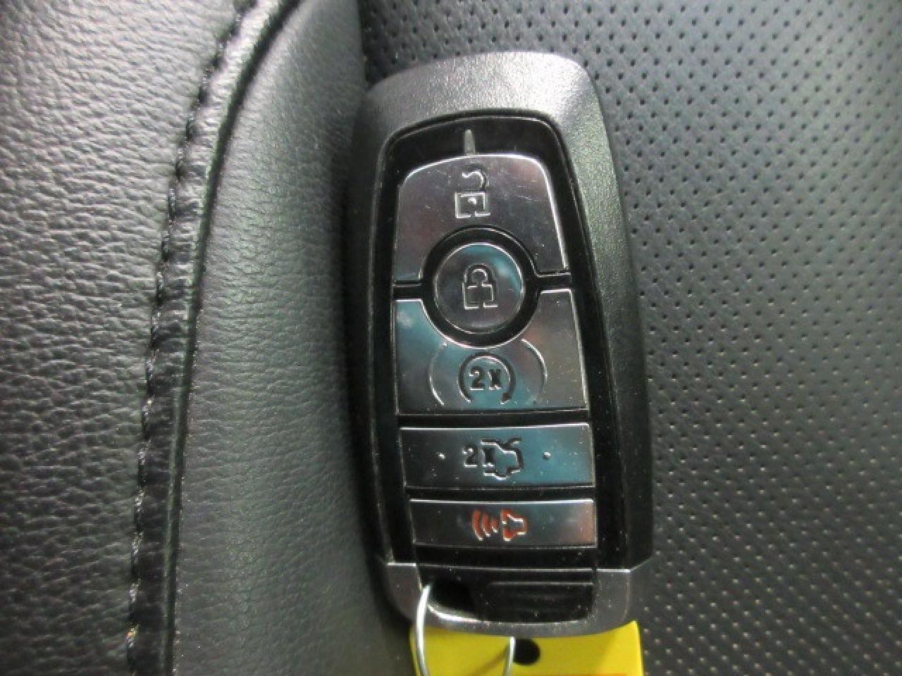 2017 Ford Edge TITANIUM AWD, ROOF, LEATHER, APPLE/ANDROID, 96K! Photo