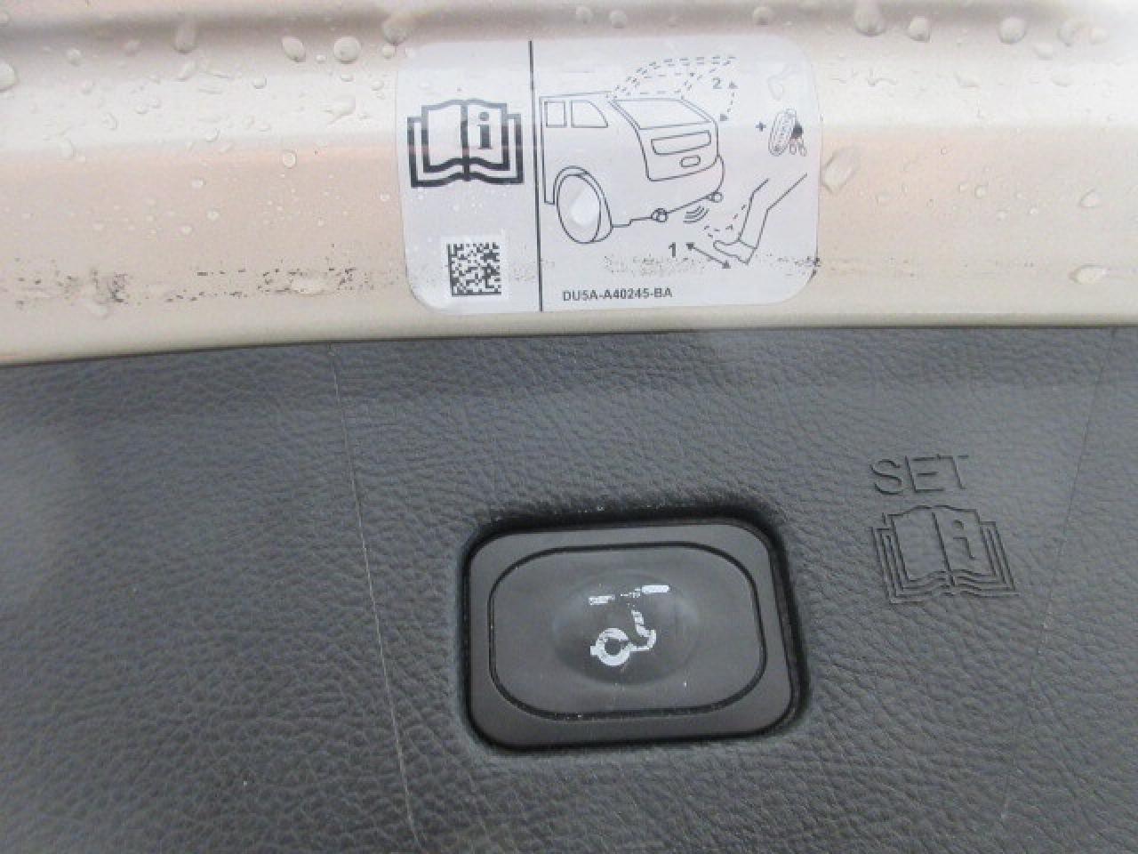 2017 Ford Edge TITANIUM AWD, ROOF, LEATHER, APPLE/ANDROID, 96K! Photo