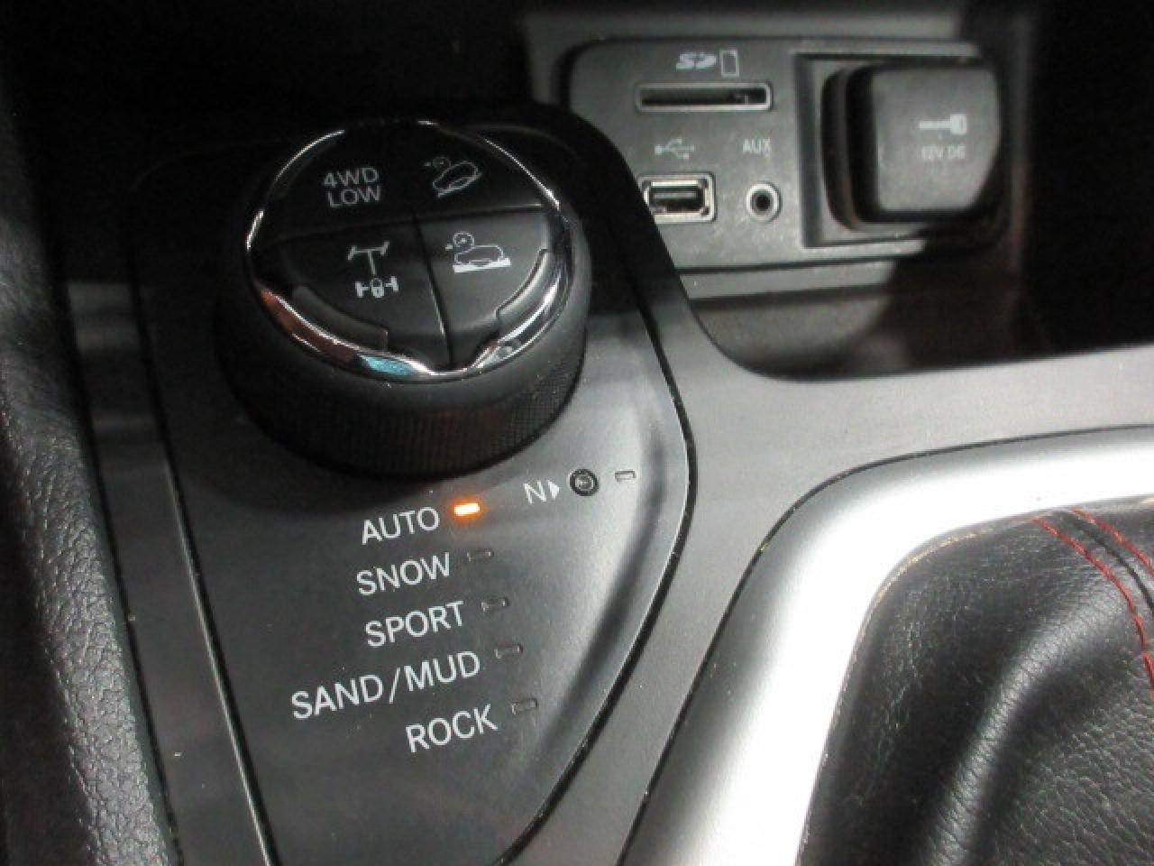 2018 Jeep Cherokee TRAILHAWK LEATHER PLUS 4X4 3.2L V6, ROOF, 80K! Photo