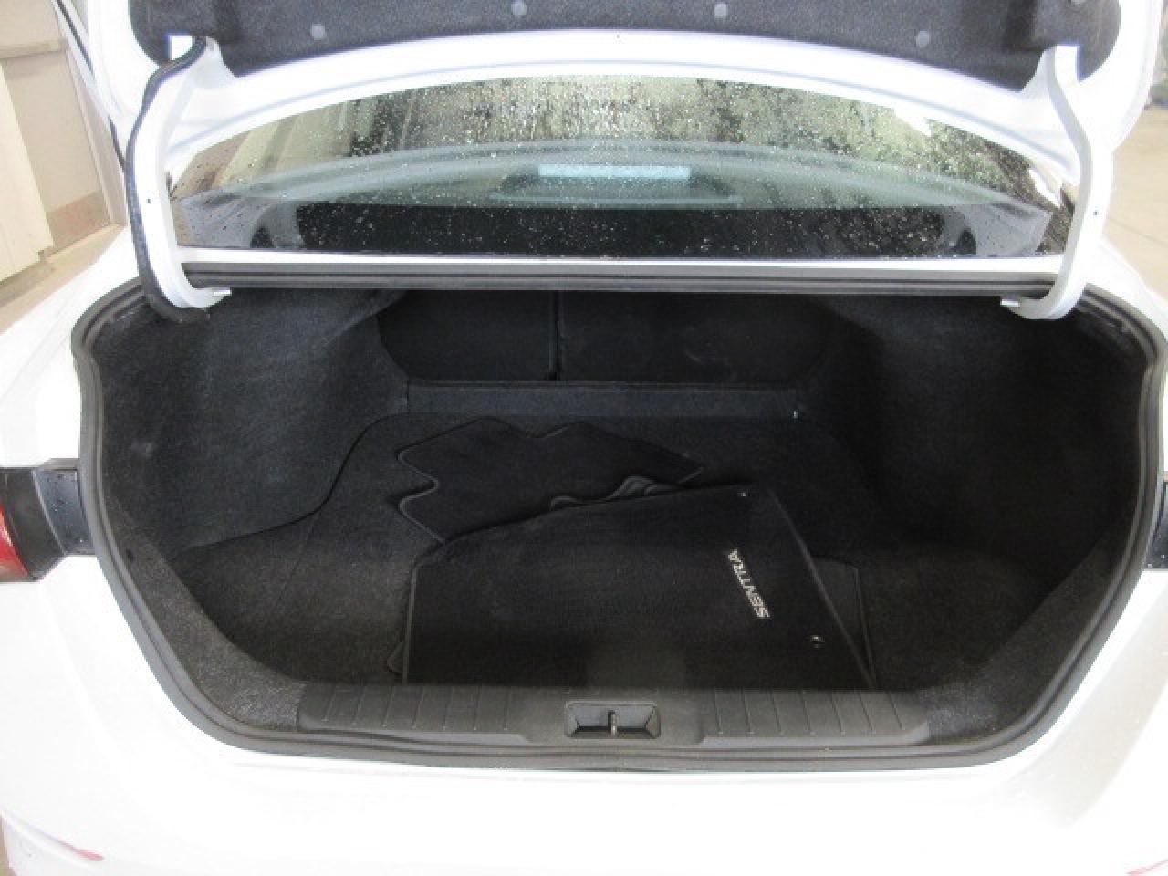 2021 Nissan Sentra SR MANUAL, ROOF, HTD. SEATS, APPLE/ANDROID, 96K! Photo