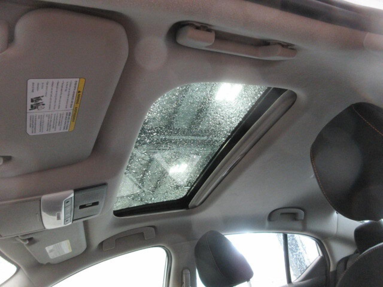 2021 Nissan Sentra SR MANUAL, ROOF, HTD. SEATS, APPLE/ANDROID, 96K! Photo