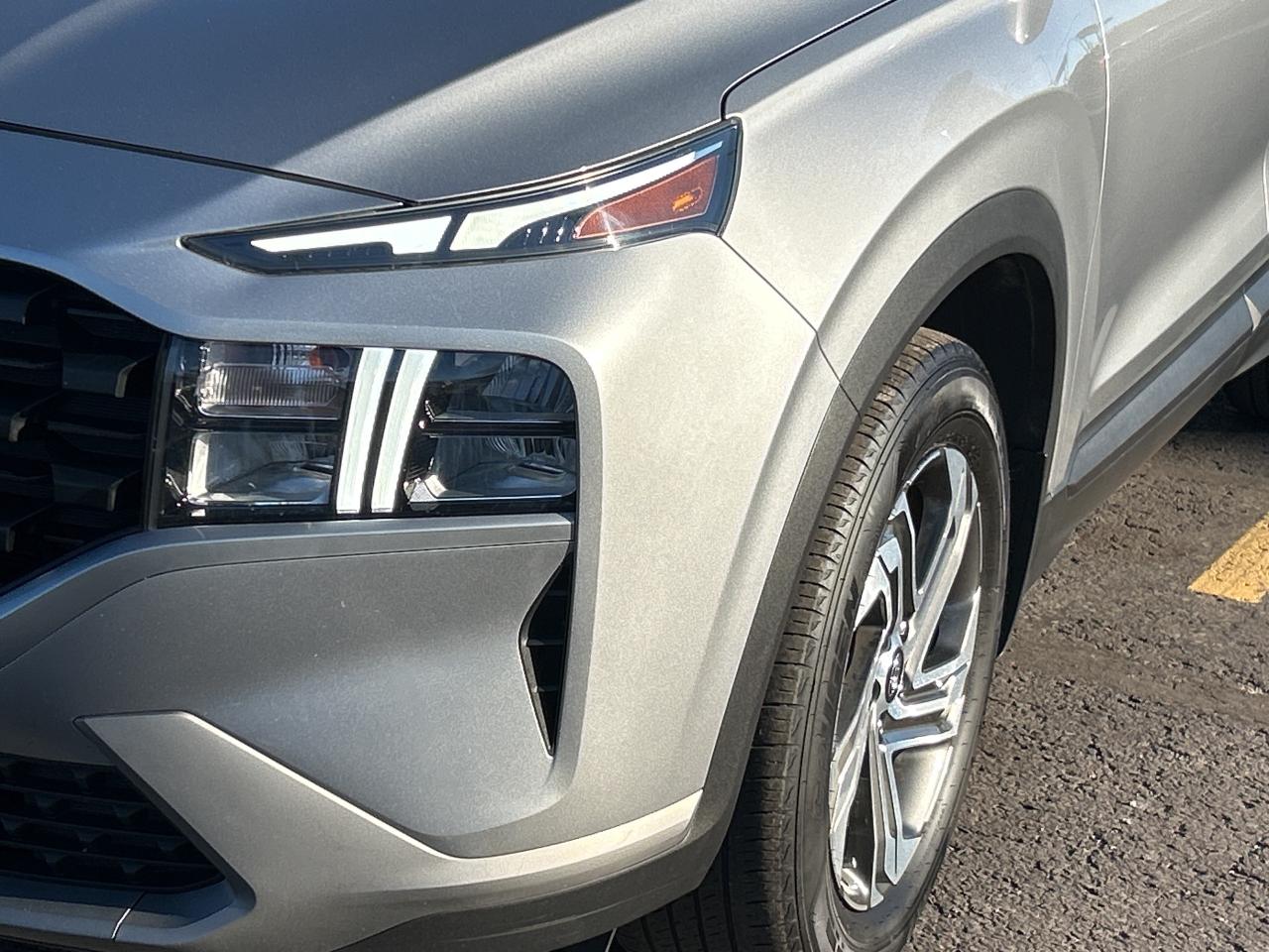 2021 Hyundai Santa Fe ESSENTIAL 2.5L FWD HTD SEATS AND WHEEL LOW KMS Photo