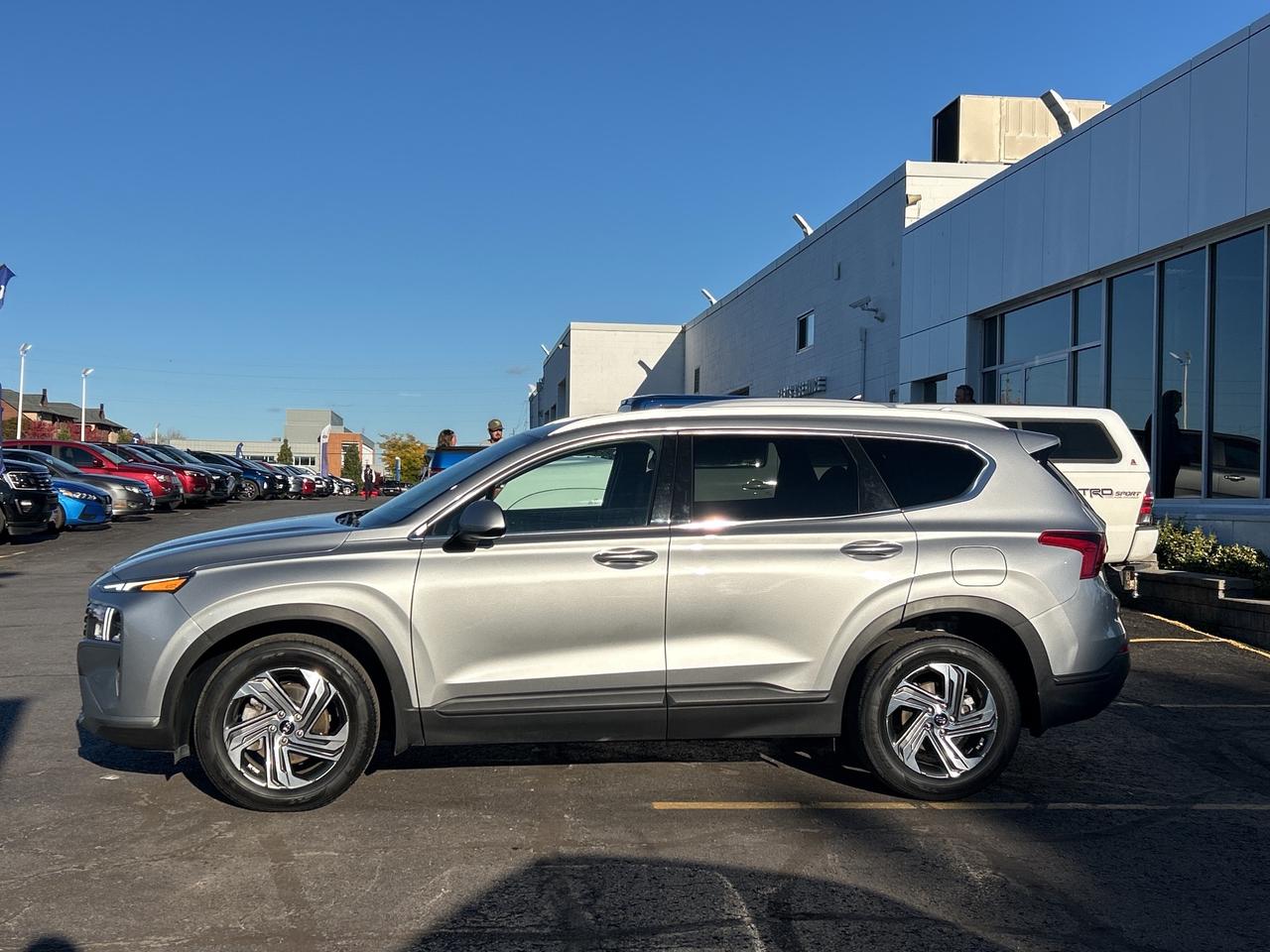 2021 Hyundai Santa Fe ESSENTIAL 2.5L FWD HTD SEATS AND WHEEL LOW KMS Photo