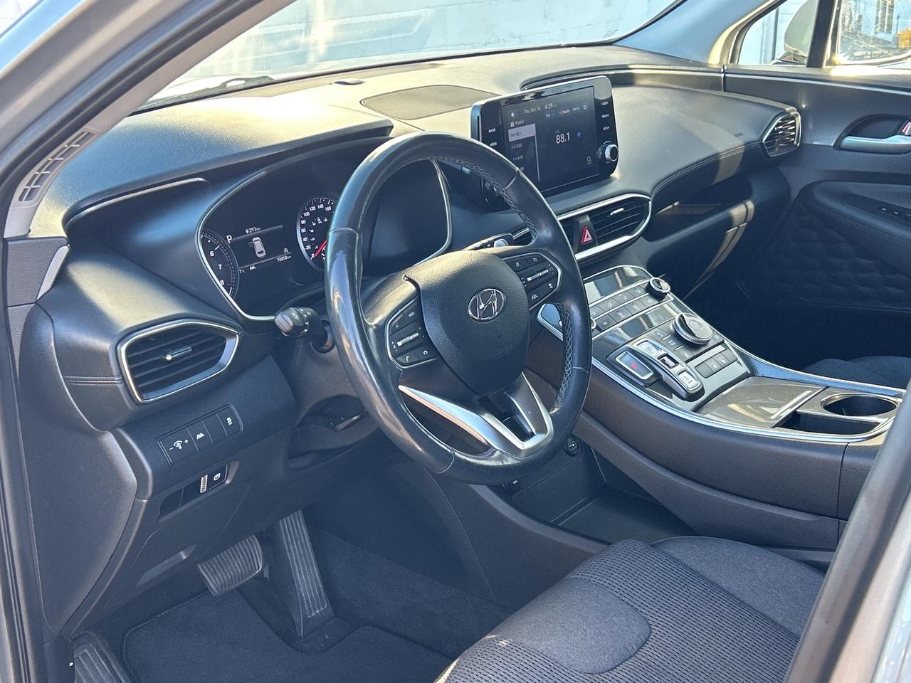 2021 Hyundai Santa Fe ESSENTIAL 2.5L FWD HTD SEATS AND WHEEL LOW KMS Photo