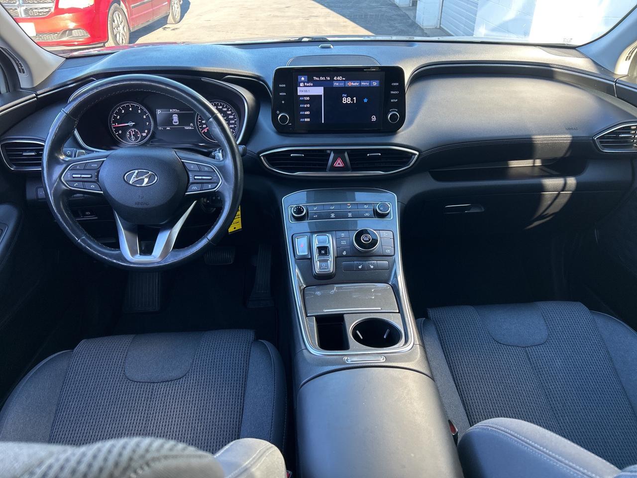 2021 Hyundai Santa Fe ESSENTIAL 2.5L FWD HTD SEATS AND WHEEL LOW KMS Photo