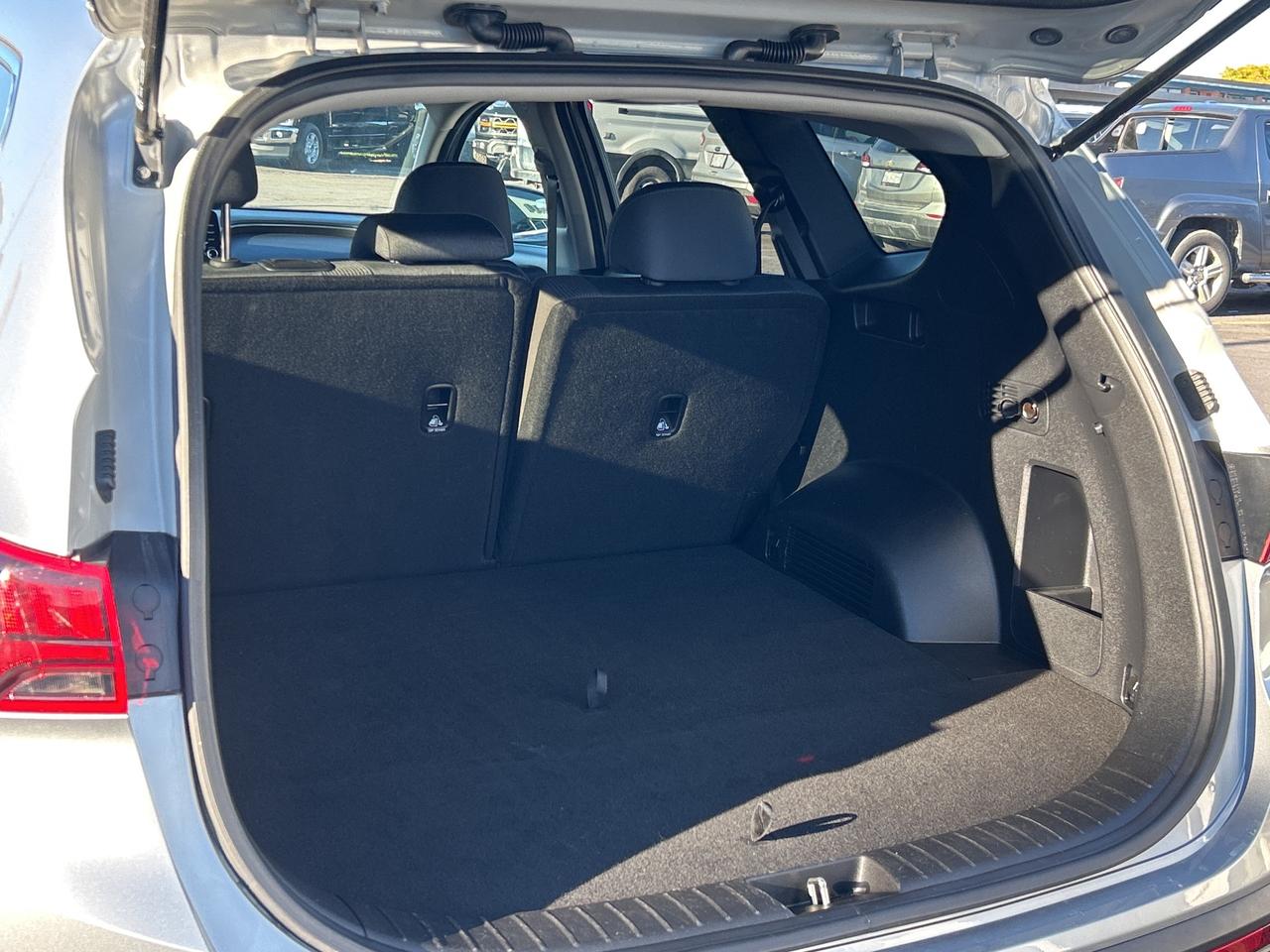 2021 Hyundai Santa Fe ESSENTIAL 2.5L FWD HTD SEATS AND WHEEL LOW KMS Photo