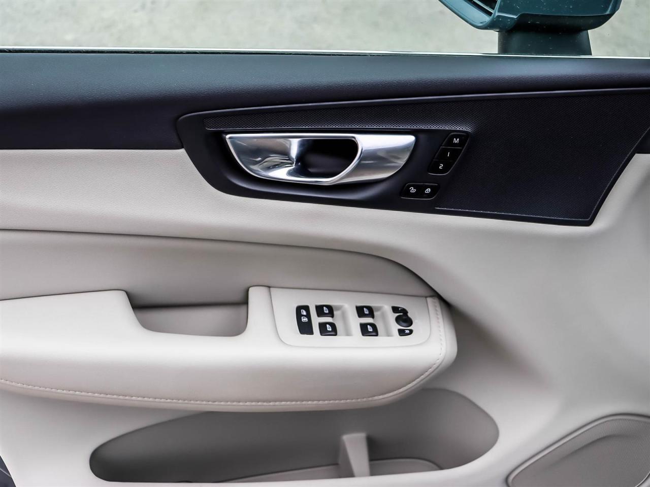 2023 Volvo XC60 Plus Bright Theme Photo4