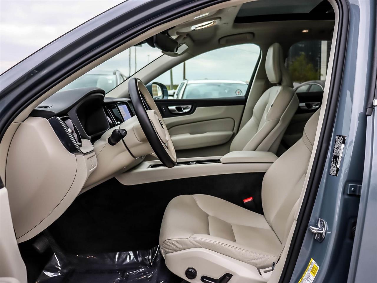 2023 Volvo XC60 Plus Bright Theme Photo