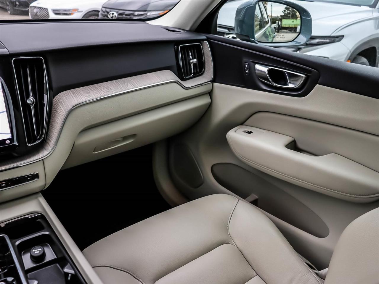 2023 Volvo XC60 Plus Bright Theme Photo