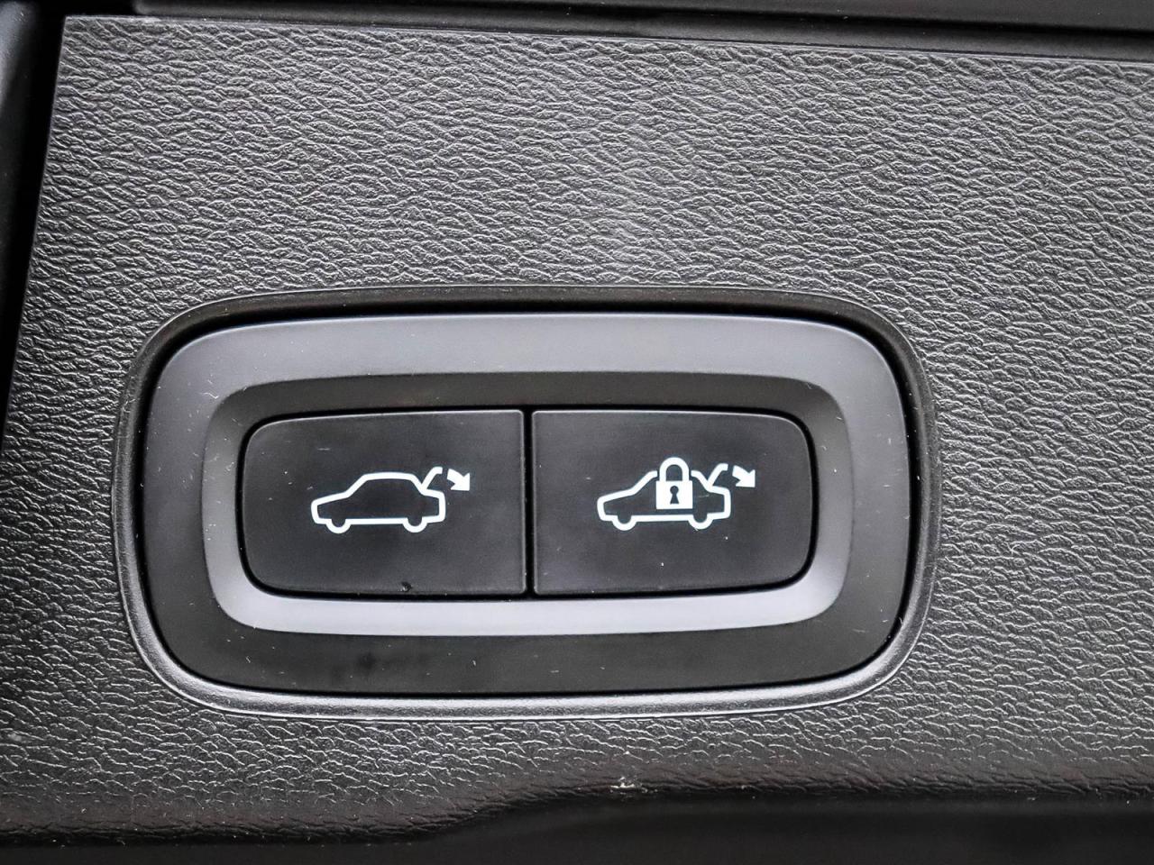 2023 Volvo XC60 Plus Bright Theme Photo