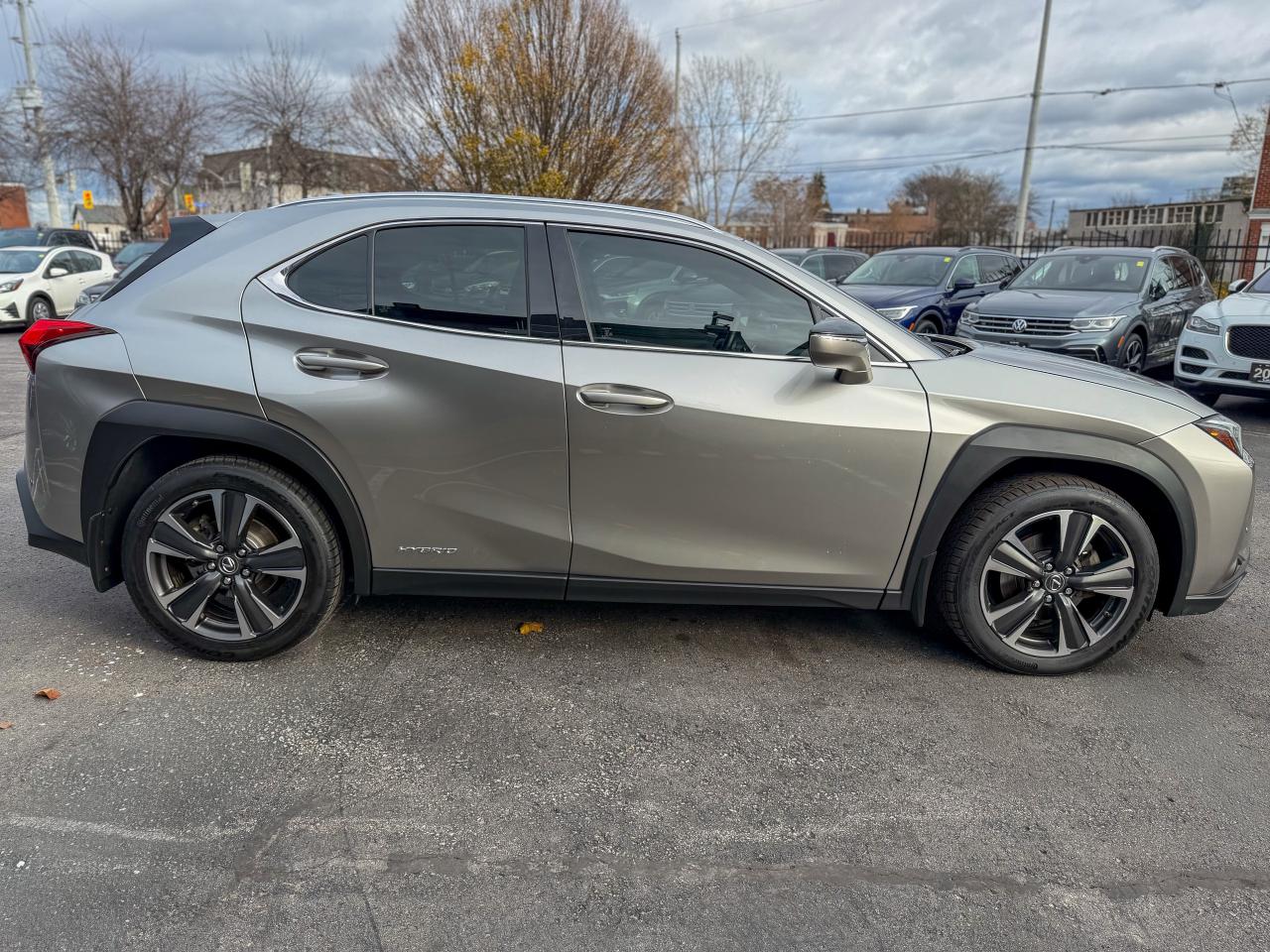 2019 Lexus UX UX 250H/HYBRID-LUXURY/NAVI/HUD/BSM/ACC/LDA/ROOF Photo3