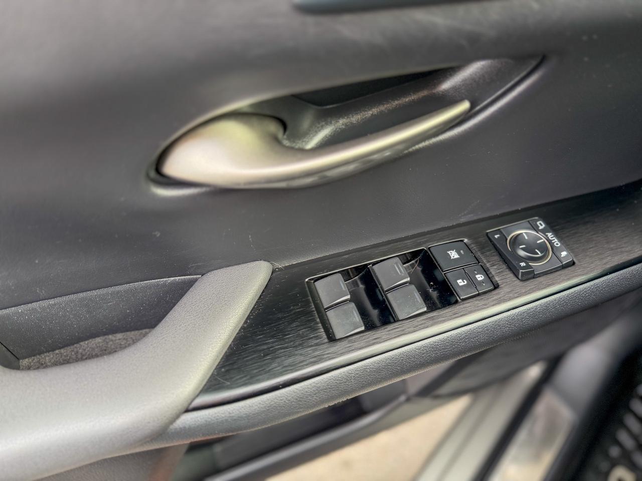 2019 Lexus UX UX 250H/HYBRID-LUXURY/NAVI/HUD/BSM/ACC/LDA/ROOF Photo