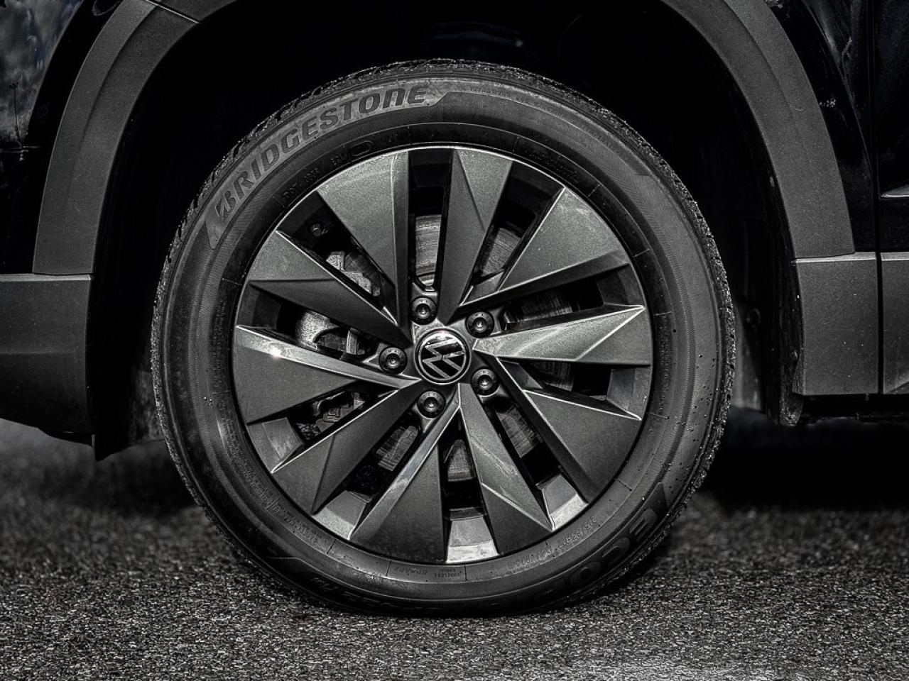 2024 Volkswagen Taos Comfortline   PANO ROOF   HEATED SEATS   CARPLAY Photo