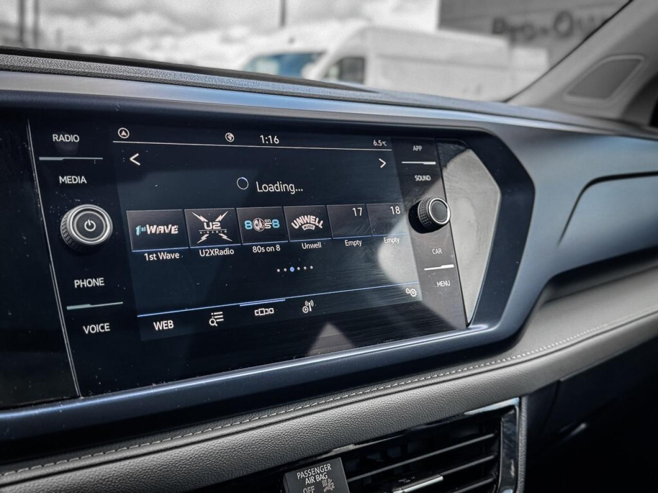 2024 Volkswagen Taos Comfortline   PANO ROOF   HEATED SEATS   CARPLAY Photo