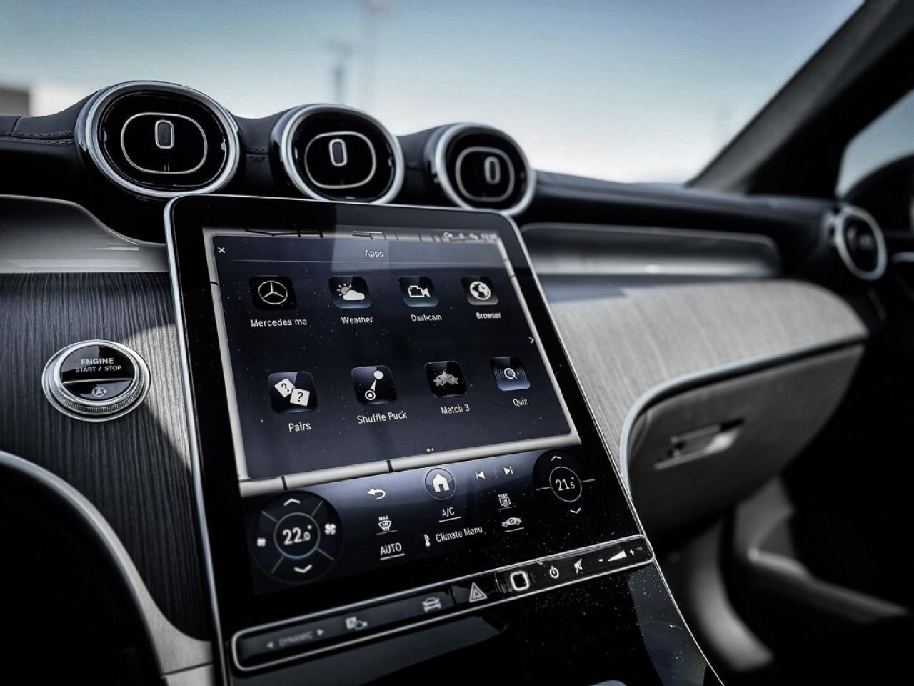 2024 Mercedes-Benz GLC300 HEATED SEATS + WHEEL   CARPLAY   PANO ROOF   BLI Photo