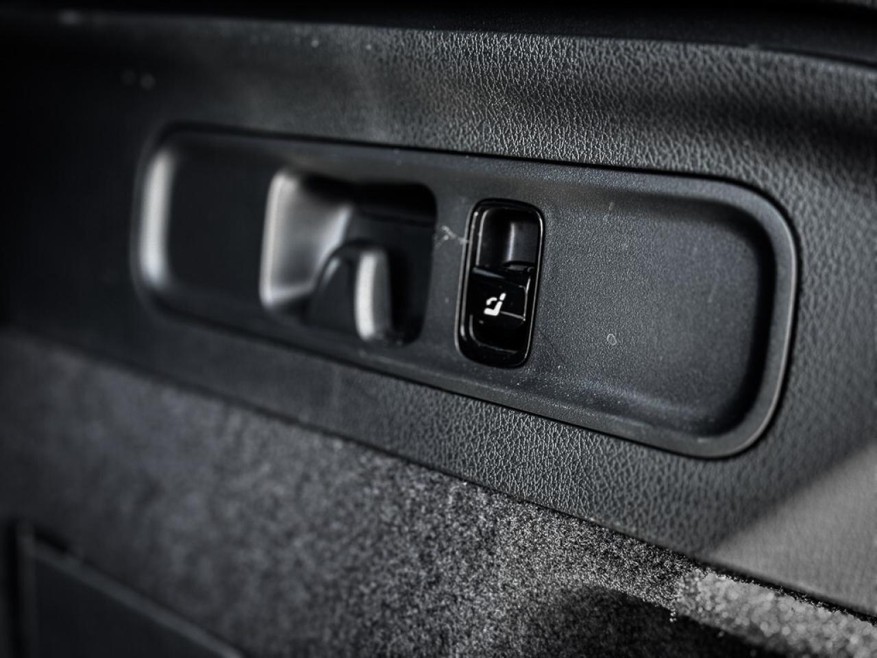 2024 Mercedes-Benz GLC300 HEATED SEATS + WHEEL   CARPLAY   PANO ROOF   BLI Photo