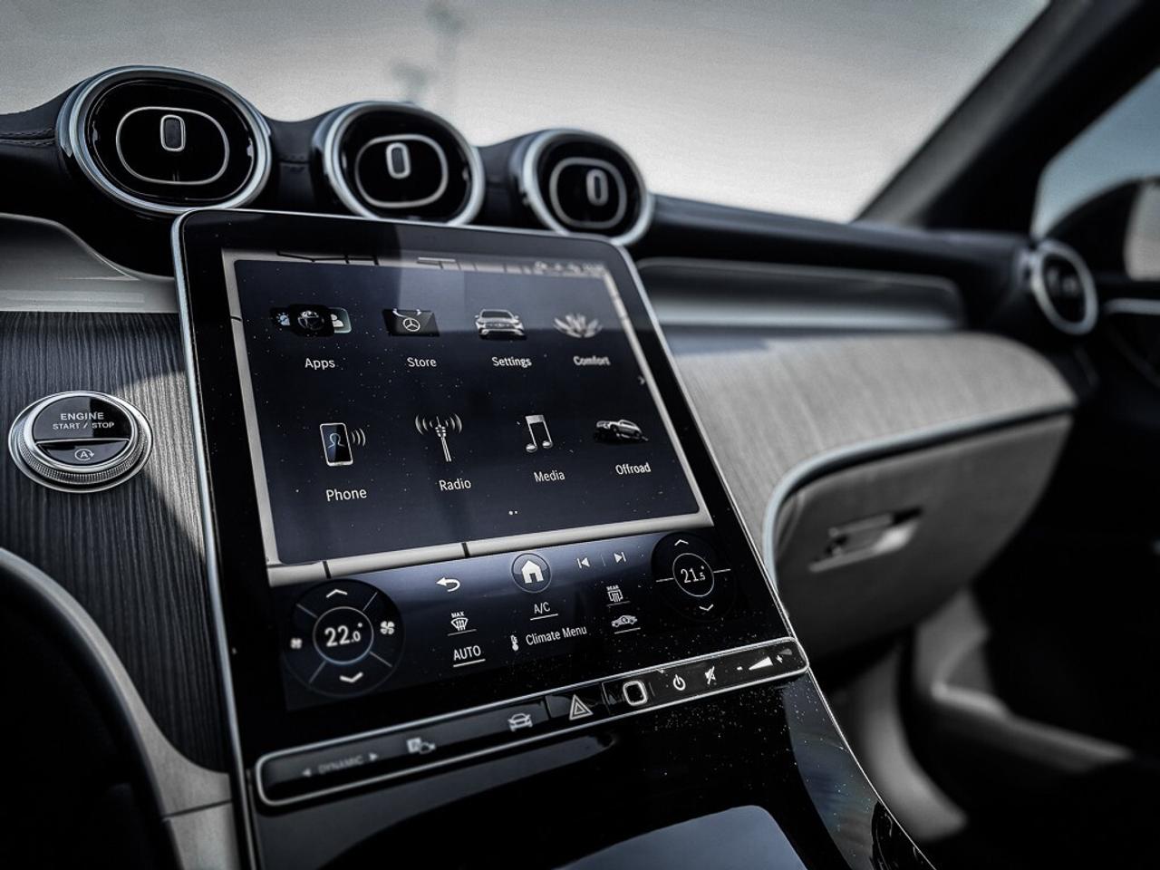 2024 Mercedes-Benz GLC300 HEATED SEATS + WHEEL   CARPLAY   PANO ROOF   BLI Photo