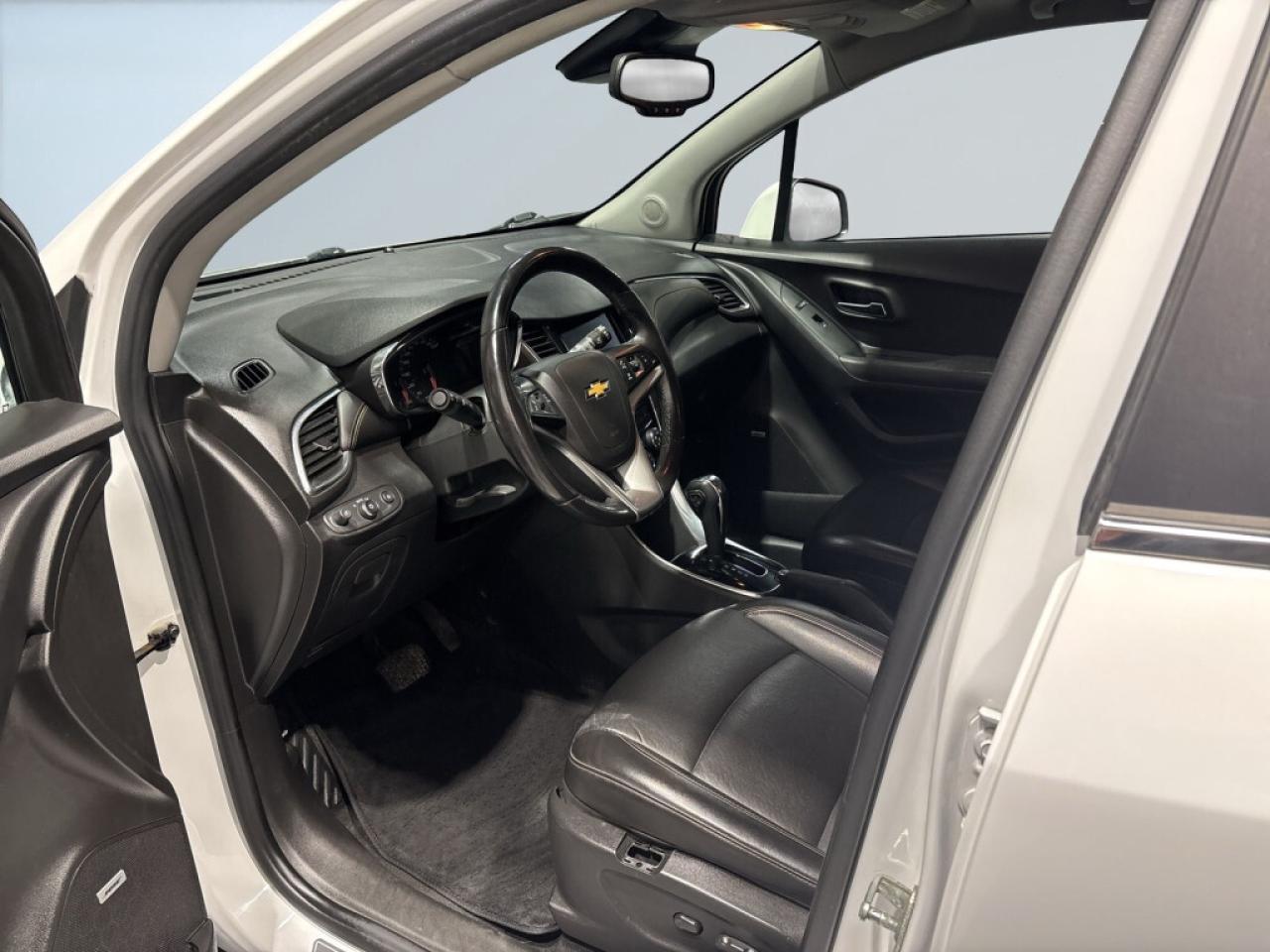 2020 Chevrolet Trax Luxurious Premier AWD Model   Heated Leather   Sun Photo