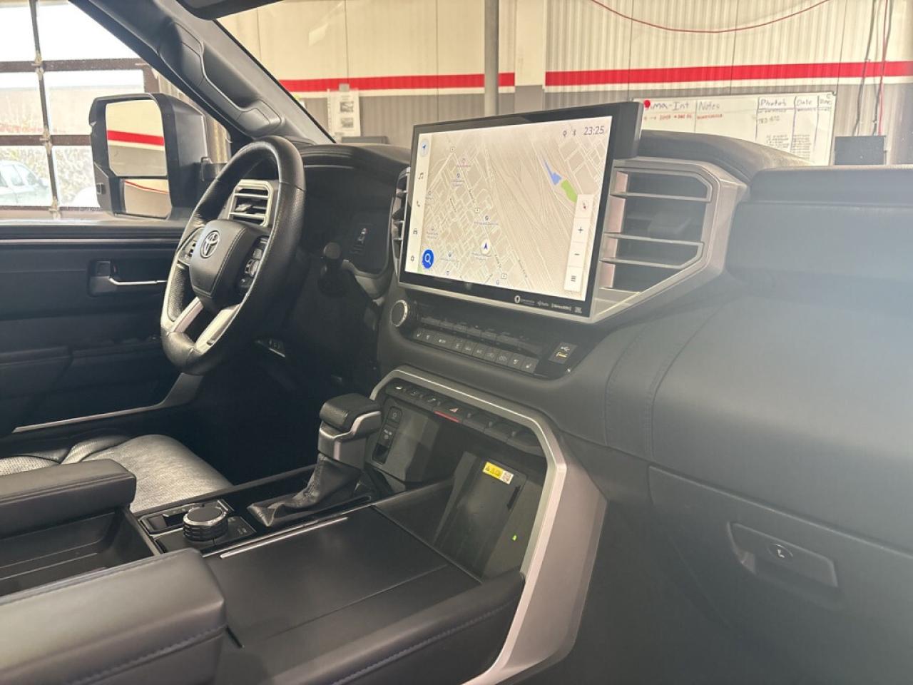 2023 Toyota Tundra PLATINUM/CREWMAX 1794/Immaculate Condition / No ac Photo