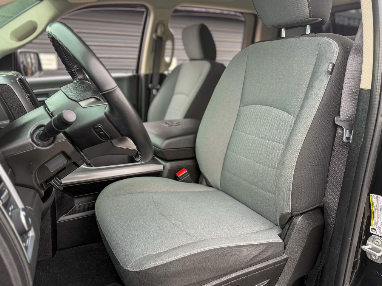 2022 RAM 1500 Classic SLT-4X4/CREW CAB/REMOTE/CAMERA/FULL SERVICE RECORD Photo