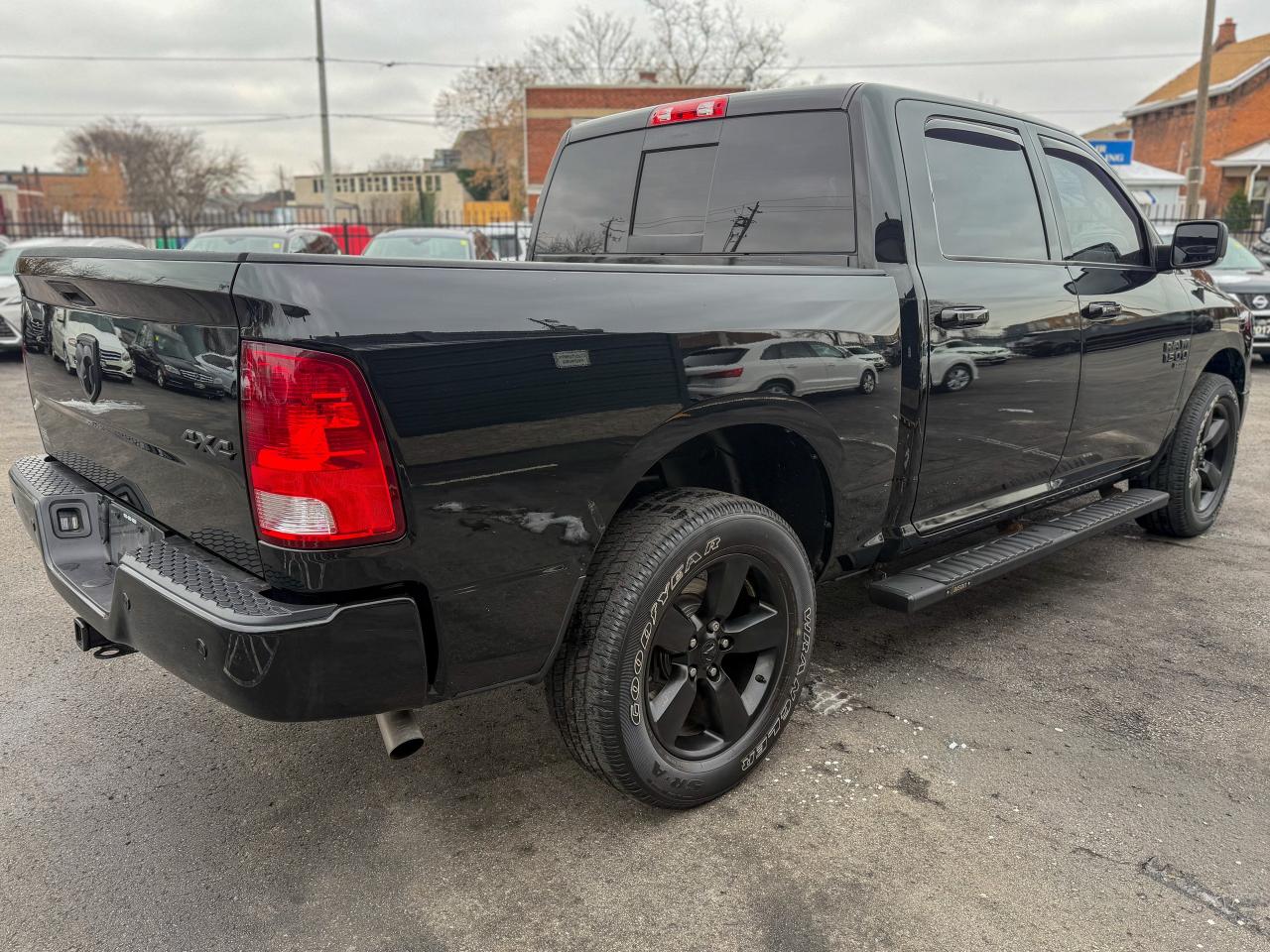 2022 RAM 1500 Classic SLT-4X4/CREW CAB/REMOTE/CAMERA/FULL SERVICE RECORD Photo