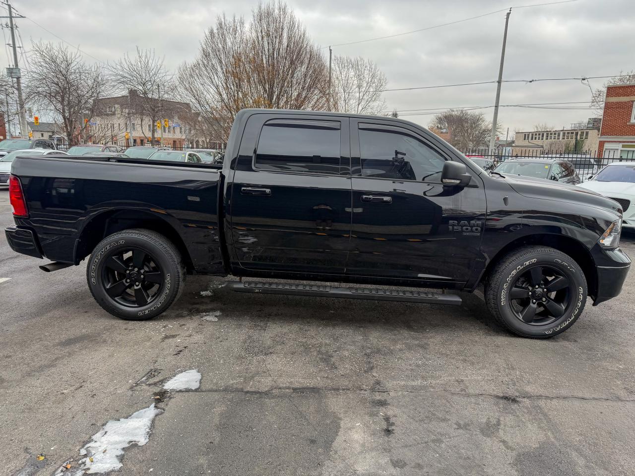 2022 RAM 1500 Classic SLT-4X4/CREW CAB/REMOTE/CAMERA/FULL SERVICE RECORD Photo