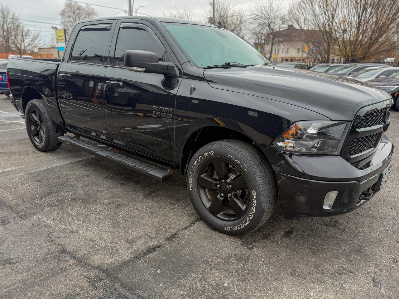 2022 RAM 1500 Classic SLT-4X4/CREW CAB/REMOTE/CAMERA/FULL SERVICE RECORD Photo