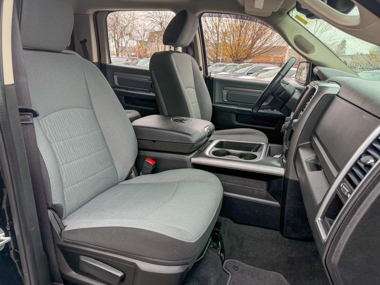 2022 RAM 1500 Classic SLT-4X4/CREW CAB/REMOTE/CAMERA/FULL SERVICE RECORD Photo