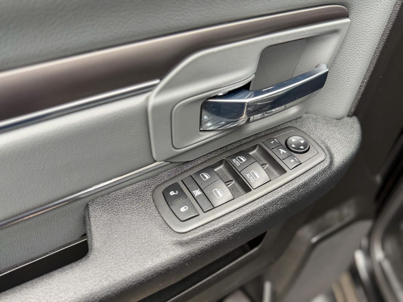 2022 RAM 1500 Classic SLT-4X4/CREW CAB/REMOTE/CAMERA/FULL SERVICE RECORD Photo