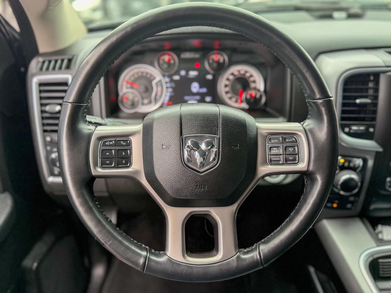 2022 RAM 1500 Classic SLT-4X4/CREW CAB/REMOTE/CAMERA/FULL SERVICE RECORD Photo