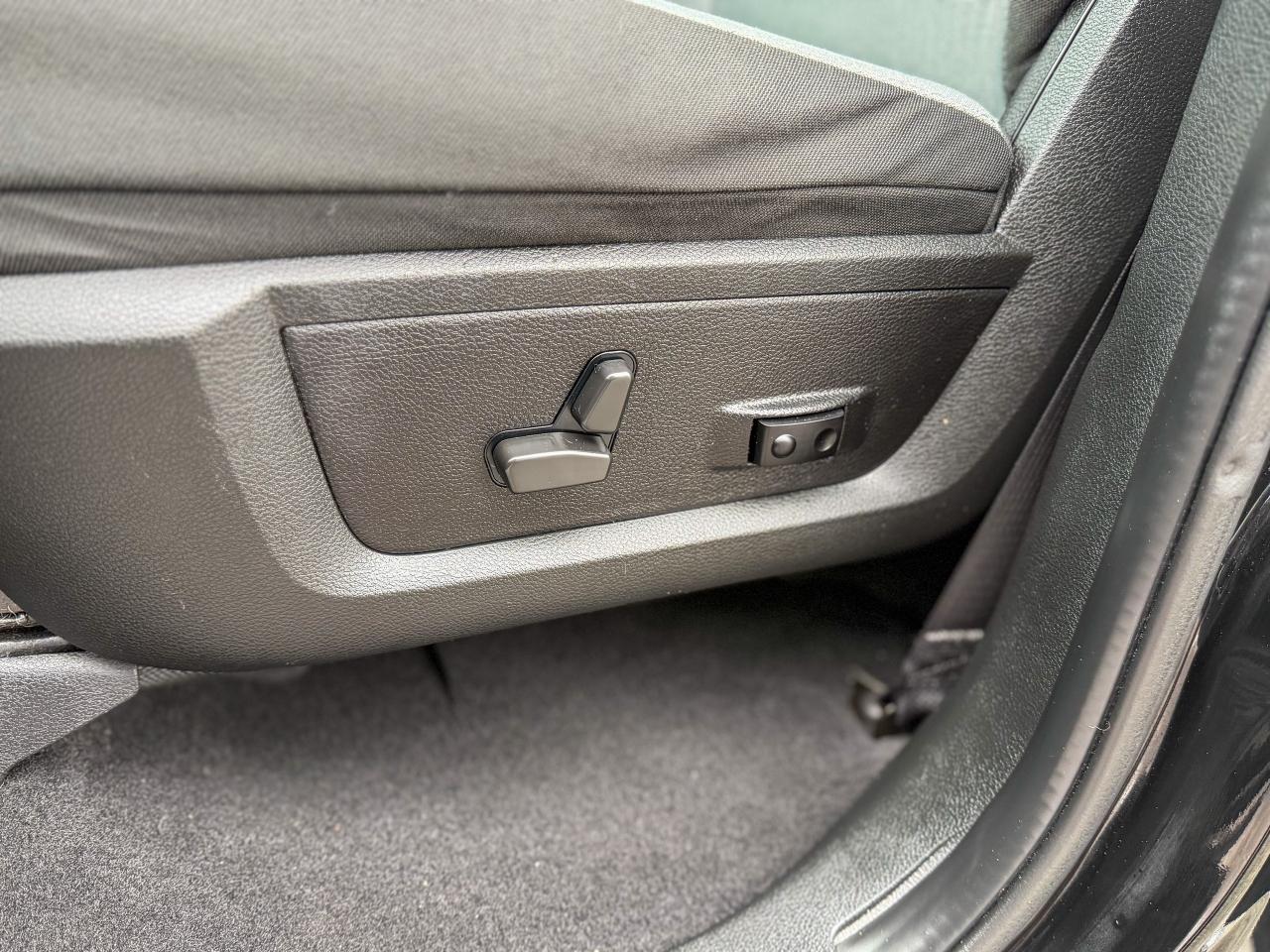 2022 RAM 1500 Classic SLT-4X4/CREW CAB/REMOTE/CAMERA/FULL SERVICE RECORD Photo