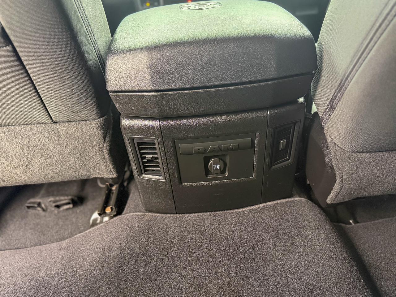 2022 RAM 1500 Classic SLT-4X4/CREW CAB/REMOTE/CAMERA/FULL SERVICE RECORD Photo