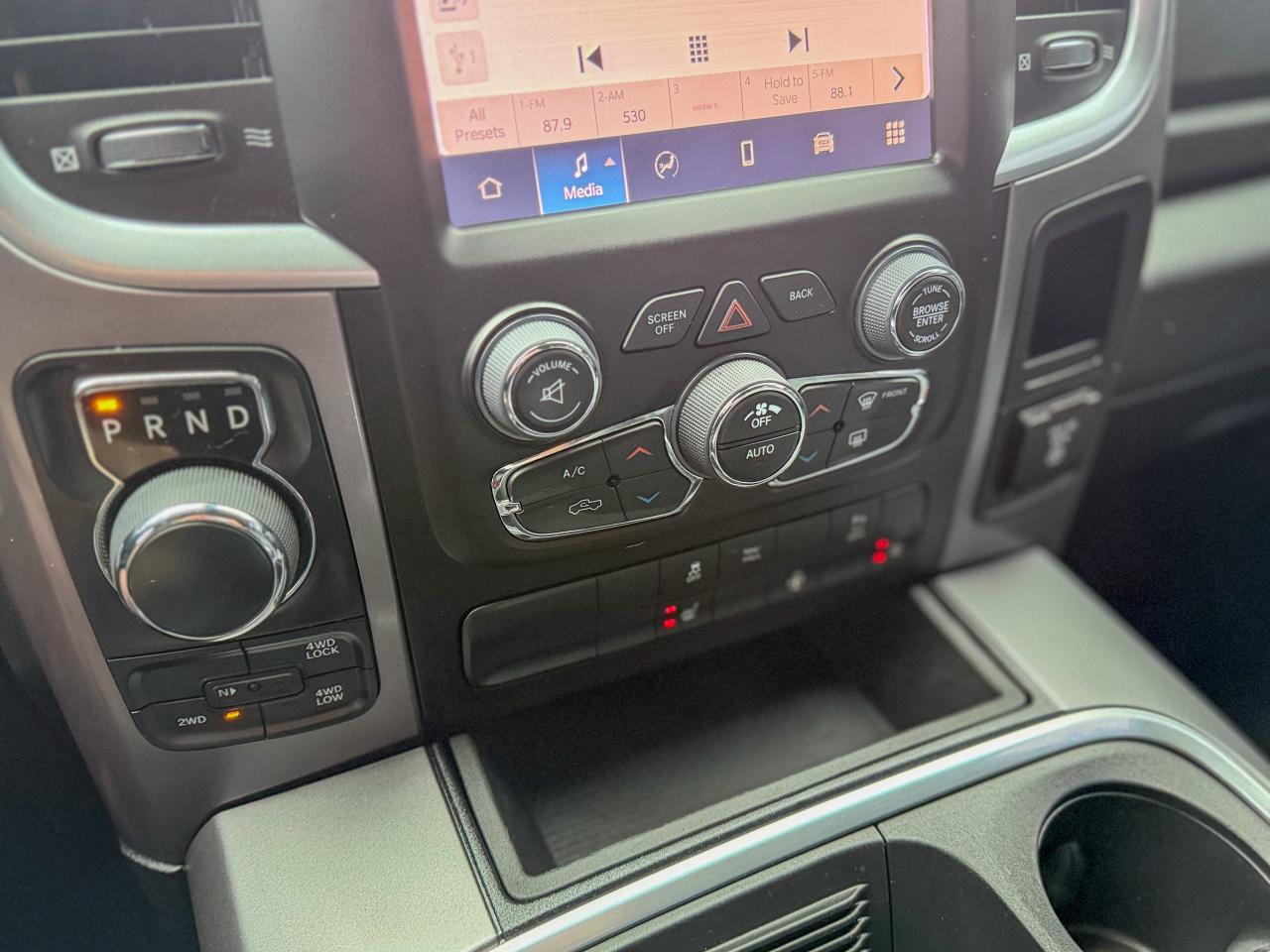 2022 RAM 1500 Classic SLT-4X4/CREW CAB/REMOTE/CAMERA/FULL SERVICE RECORD Photo